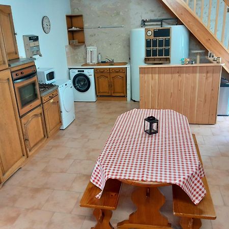 Отель Le Relais De Poste Orbigny Экстерьер фото