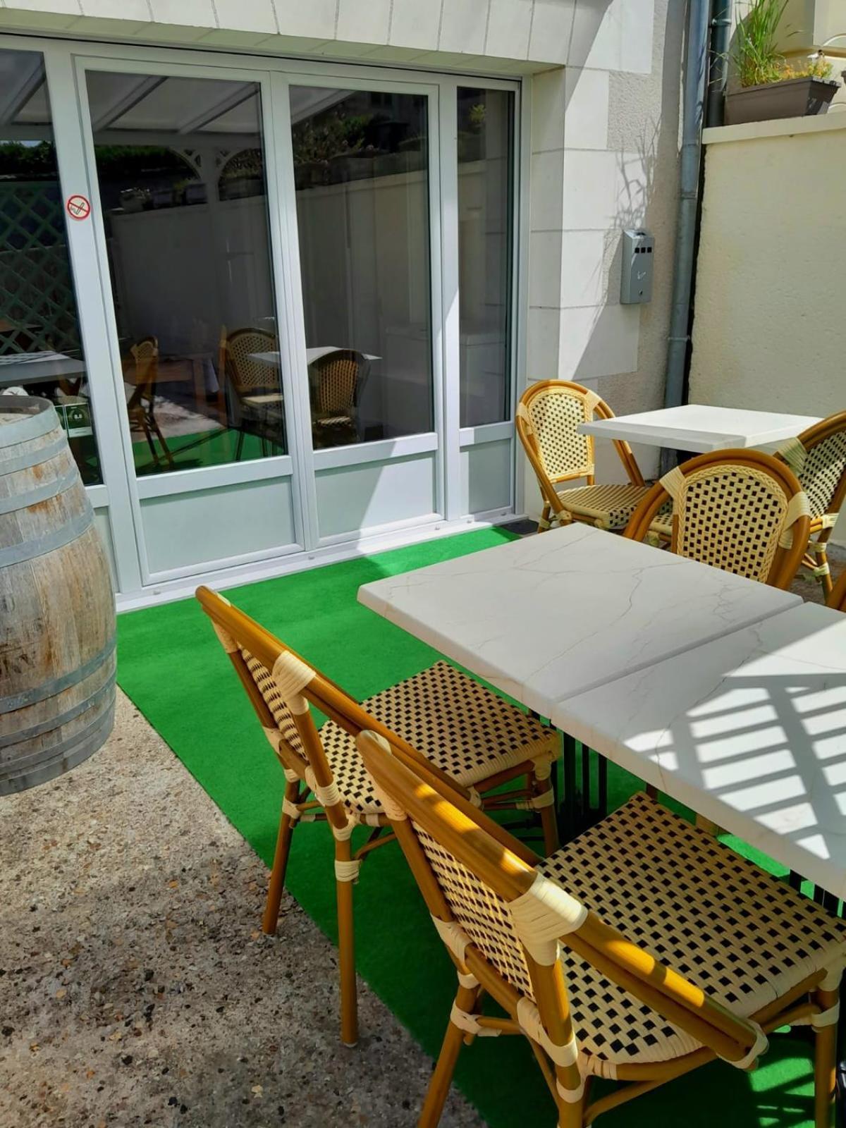 Отель Le Relais De Poste Orbigny Экстерьер фото
